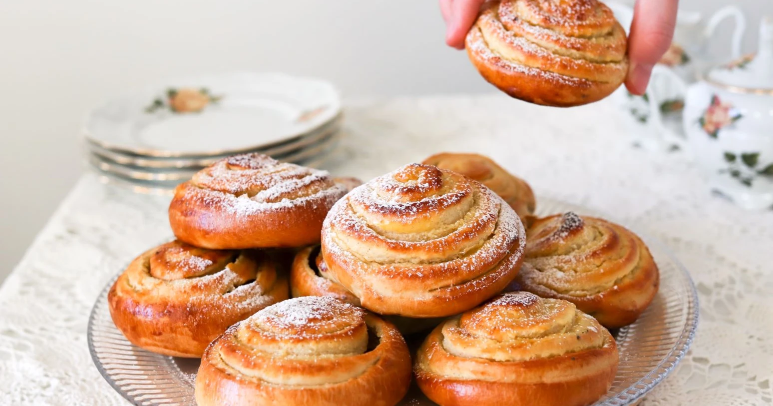 Vaniljapullat tomusokerilla koristeltuna.