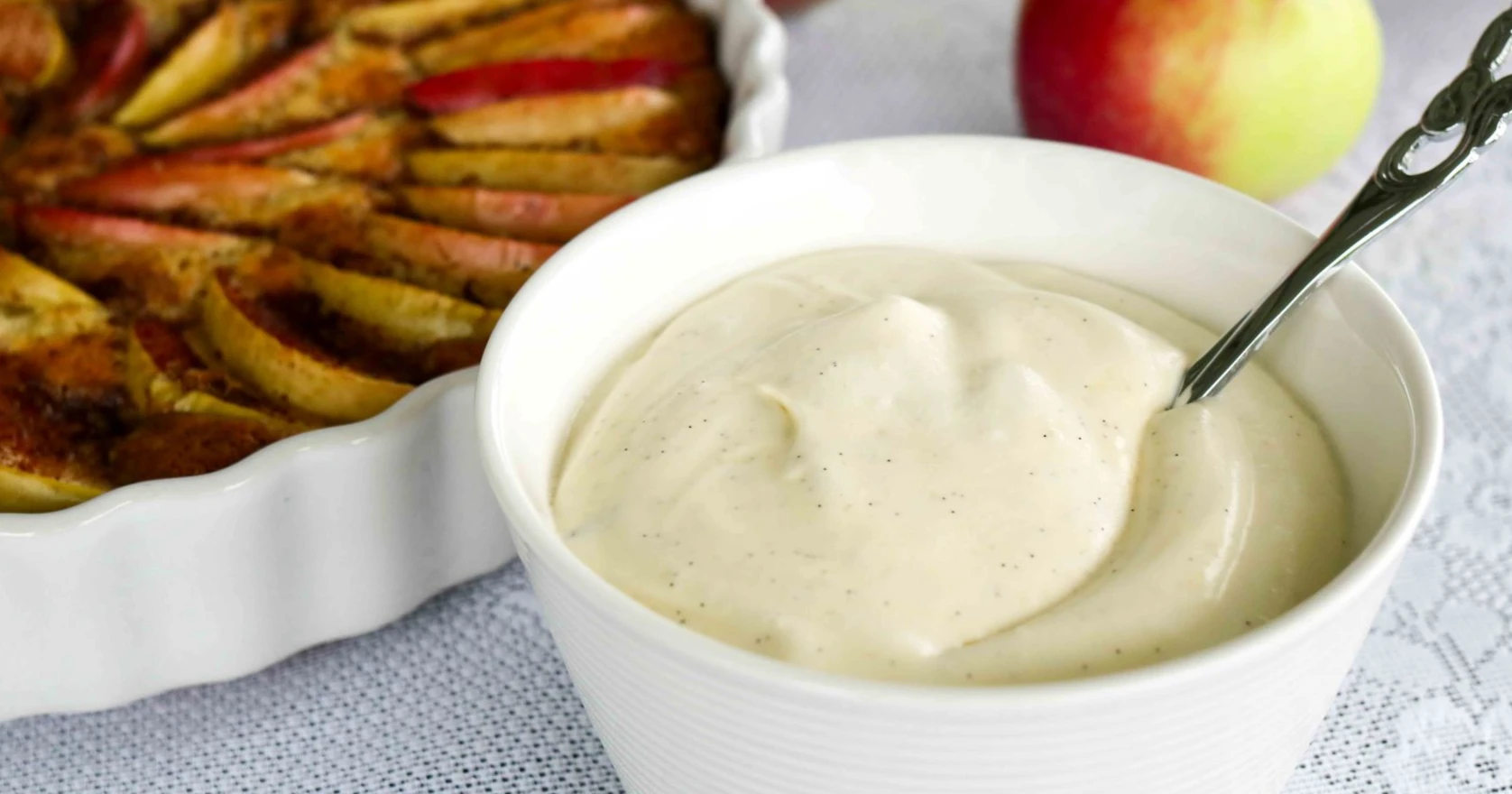 Vaniljavaahto omenapiirakan vierellä.