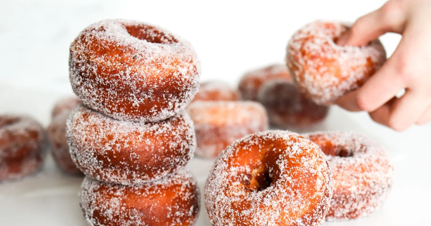 Vappumunkit perinteisen sokeroinnin jälkeen.