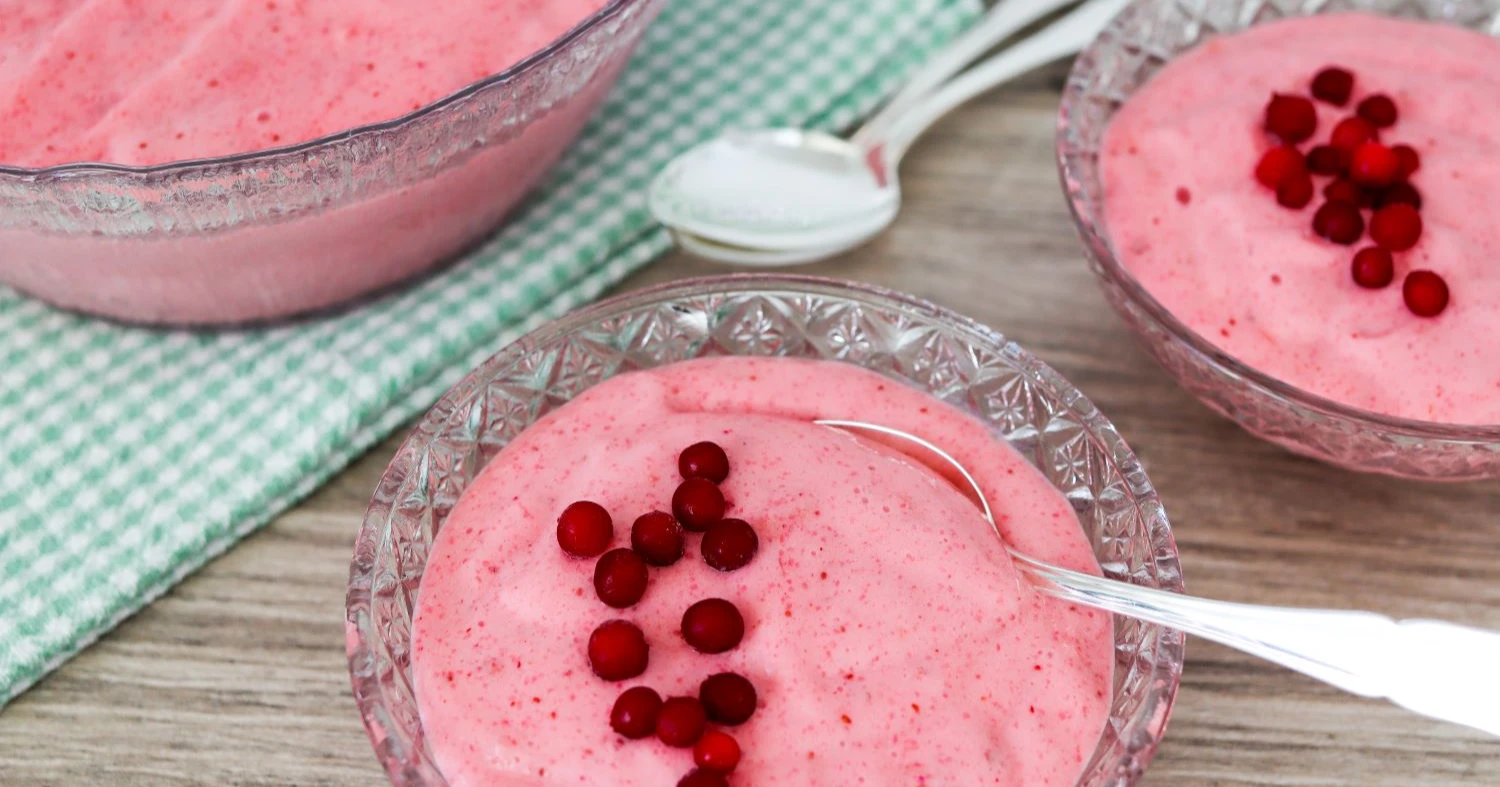 Vispipuuro puolukoilla koristeltuna.