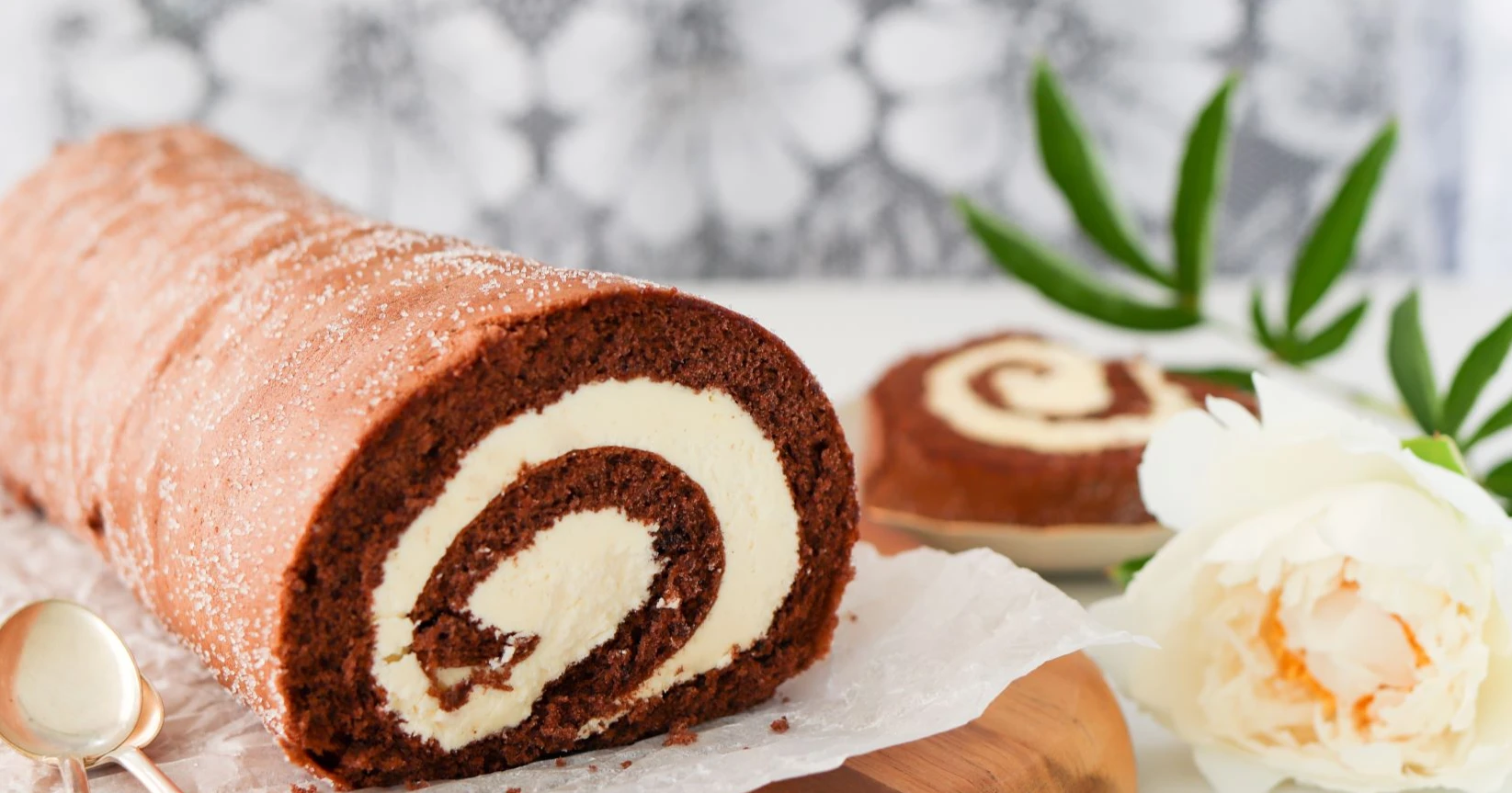 Voikreemillä täytettyä kääretorttua, josta on leikattu viipale.