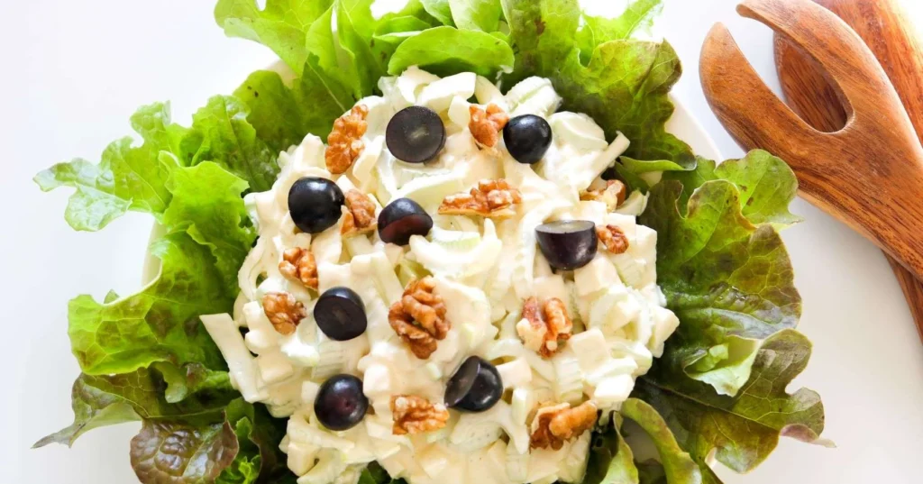 Waldorfin salaatti viinirypäleillä koristeltuna.