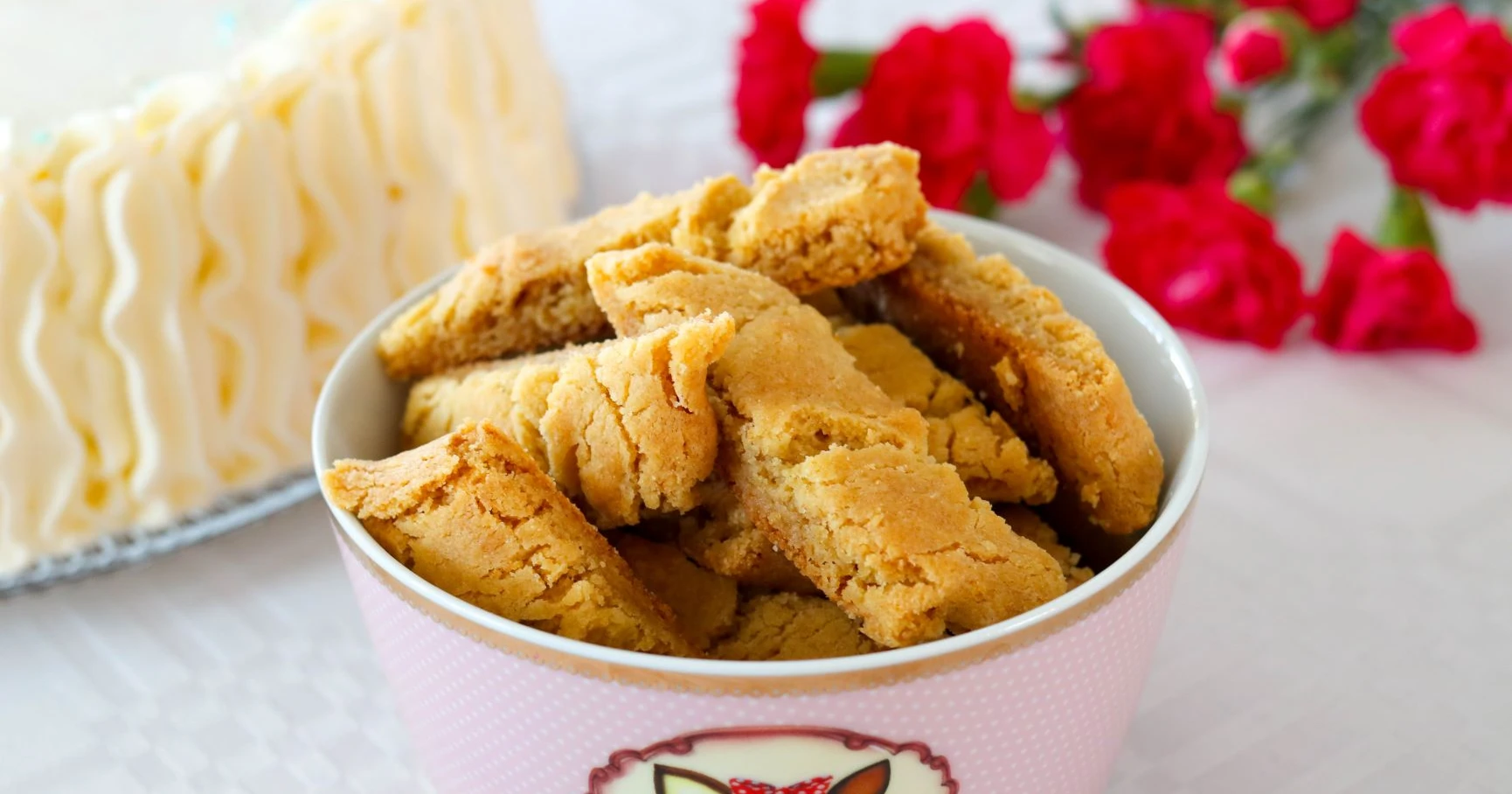 Wilhelmiinat vaaleanpunaisessa kulhossa juhlapöydässä.