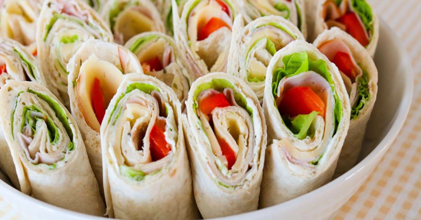 Kinkkuwrapit tarjoiluastiassa.