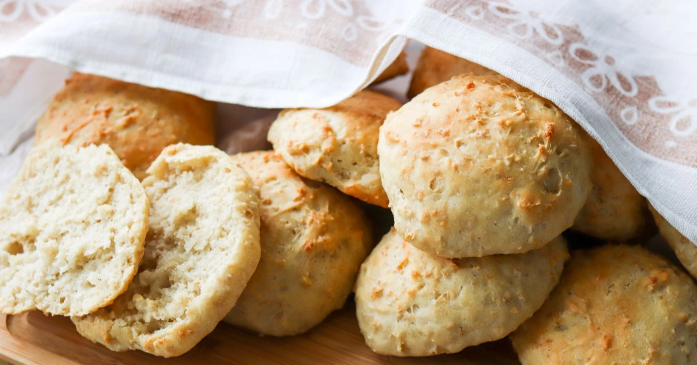 Yön yli -sämpylät liinan alla.