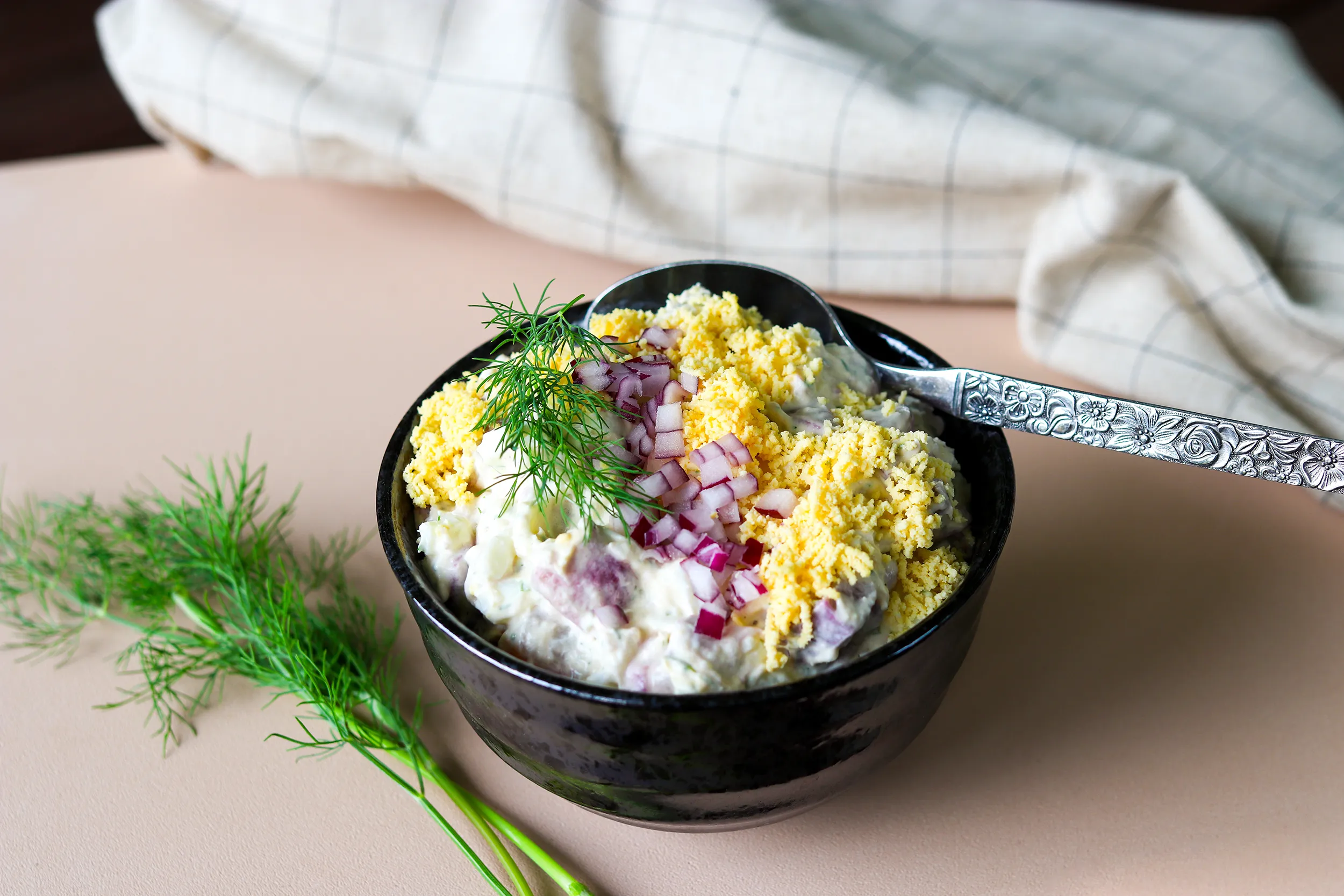 Smetanasilli keltuaismurulla ja tillillä koristeltuna.