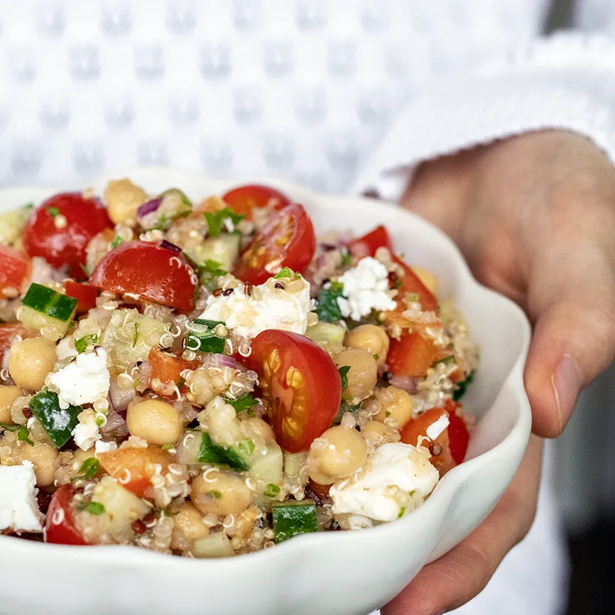 Feta-kikhernesalaatti, jossa on myös kvinoaa, tomaattia ja kurkkua.