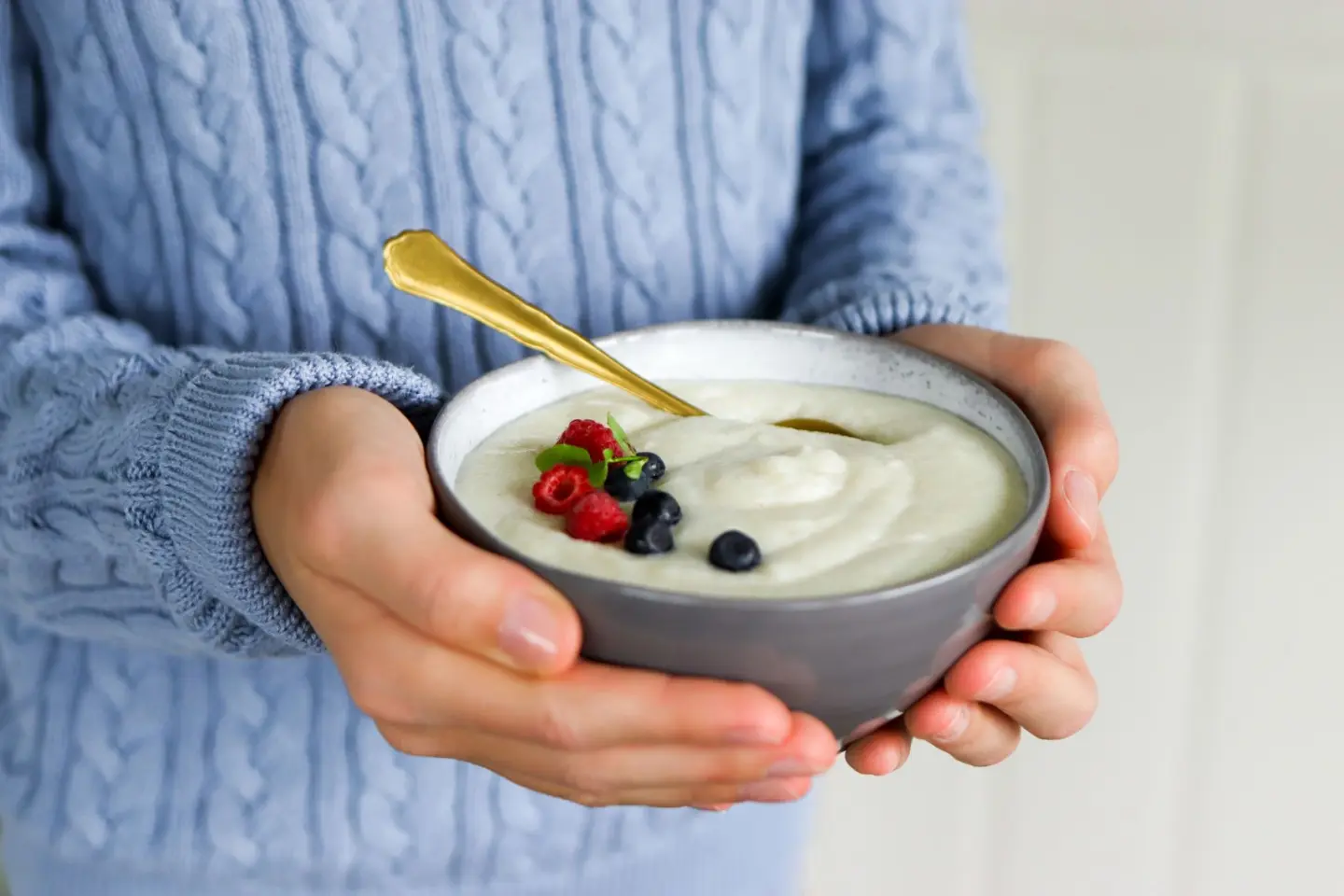 Puuro marjoilla koristeltuna kauniissa kulhossa.