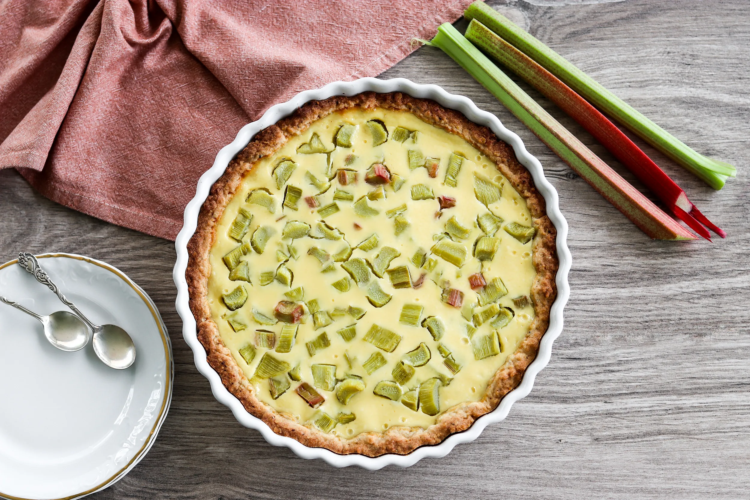 Raparperi-resepteissä maistuu alkukesän kirpeä herkku.