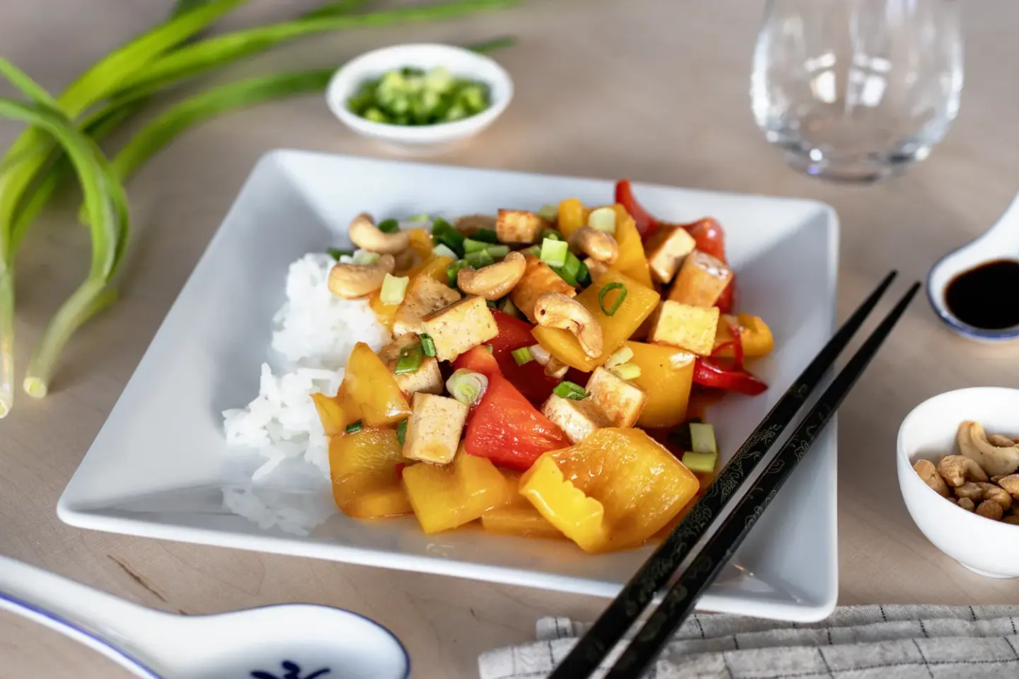 Kung pao tofu lautasella kevätsipulilla ja pähkinöillä viimeisteltynä.