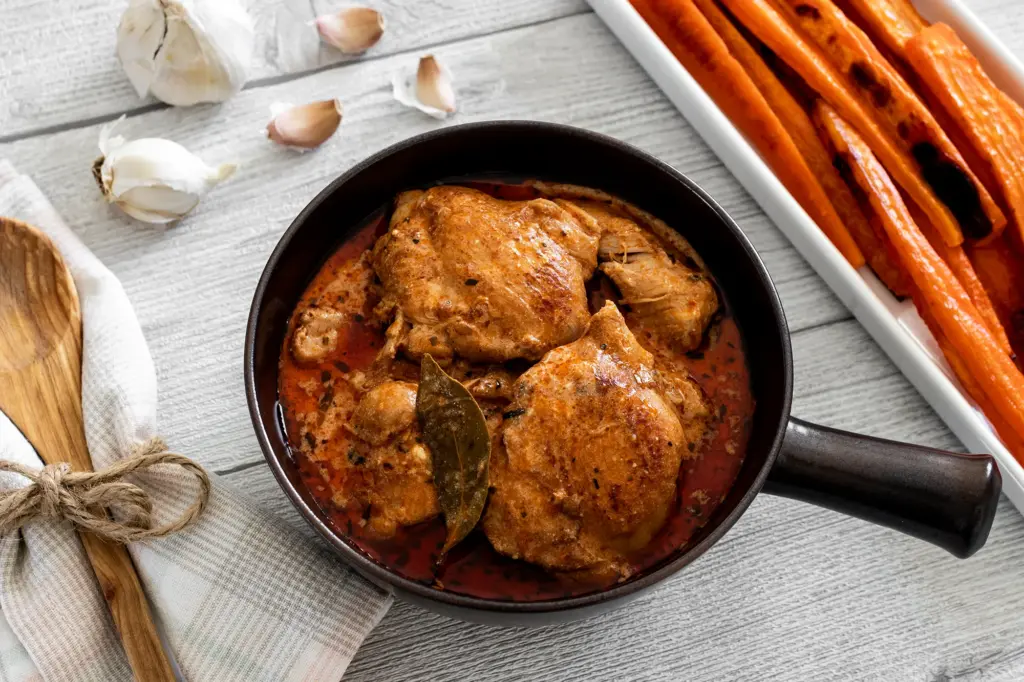 Lyonin kana tarjoiluastiassa.