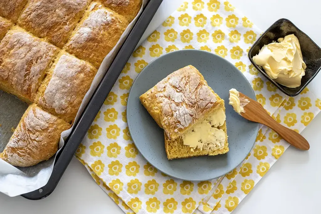 Porkkanaleipä pellillä paistamisen jälkeen.