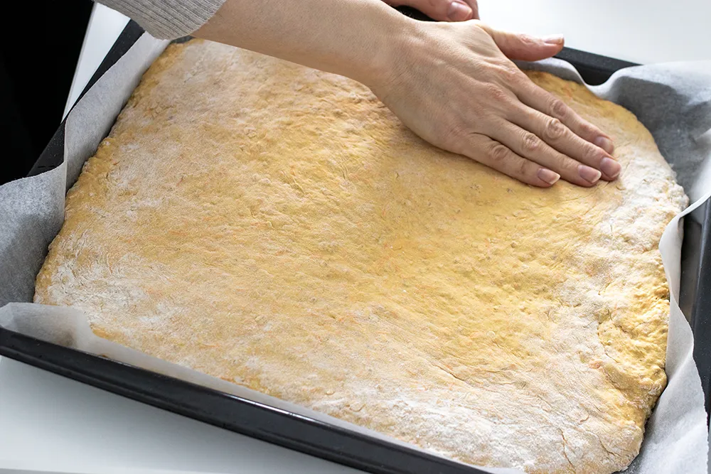 Porkkanaleipä pellille taputeltuna ennen paistamista.