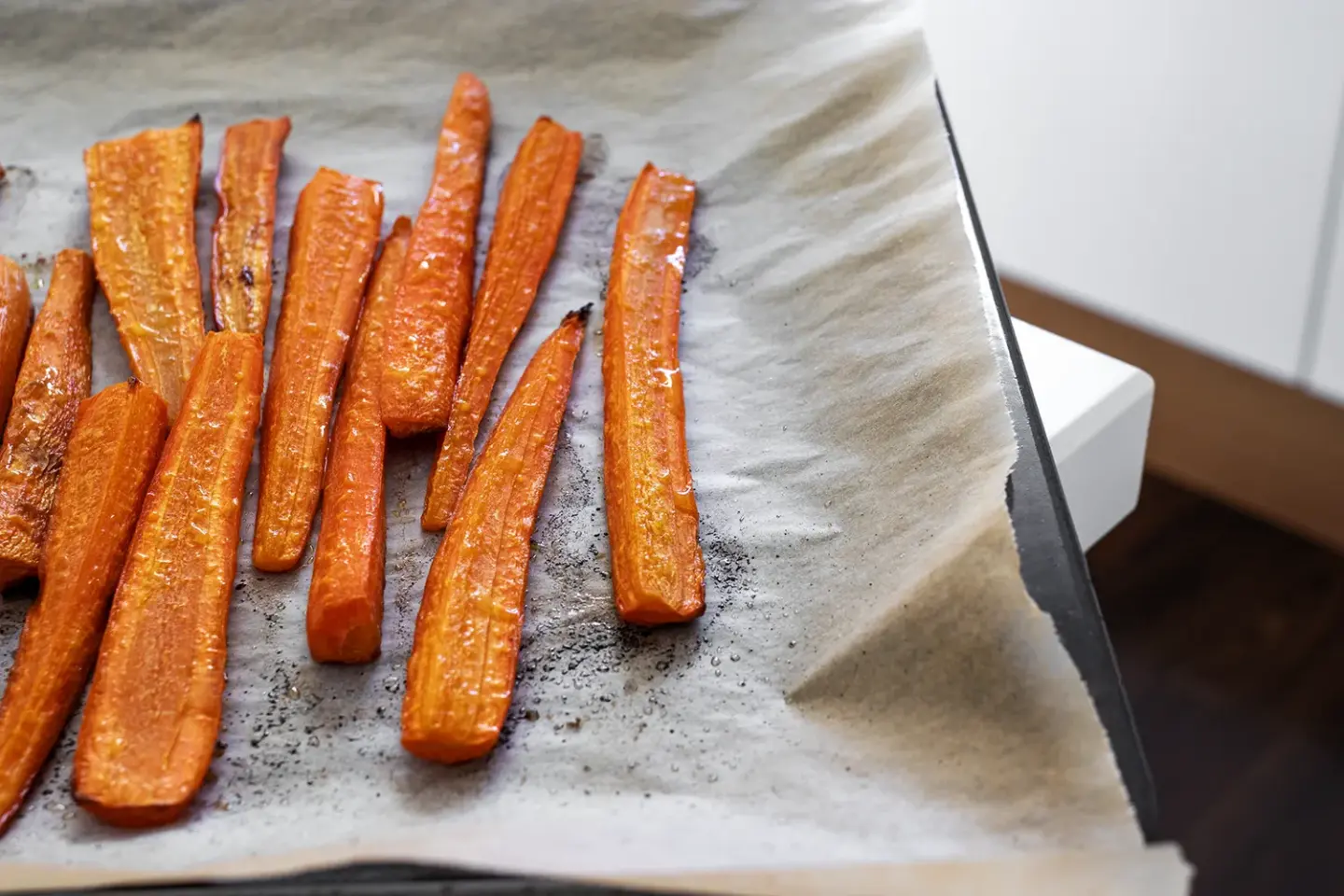 Porkkanat pellillä uunista ottamisen jälkeen.