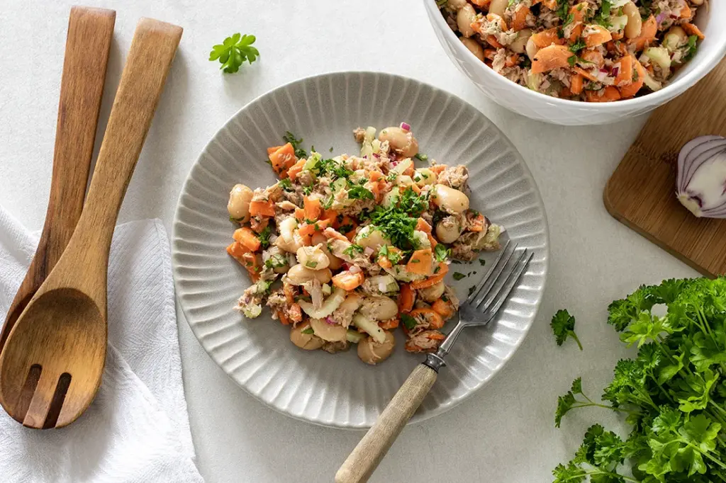 Tonnikalasalaatti lautasella ja tuoretta persiljaa päällä.