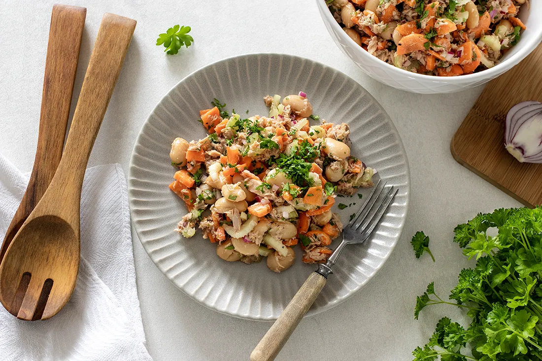 Tonnikalasalaatti lautasella ja tuoretta persiljaa päällä.