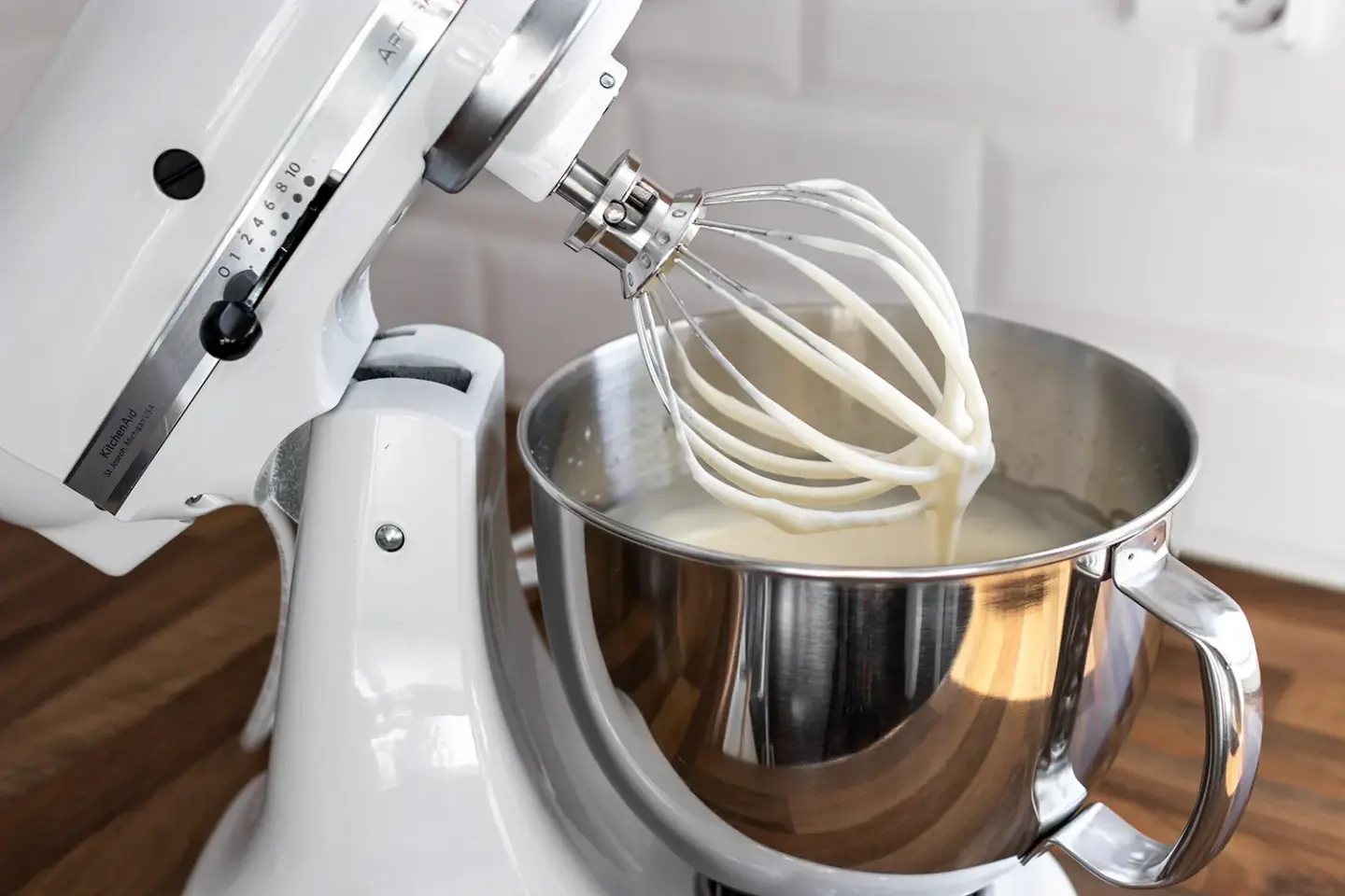Kananmunien ja sokerin vaahdottaminen yleiskoneella.