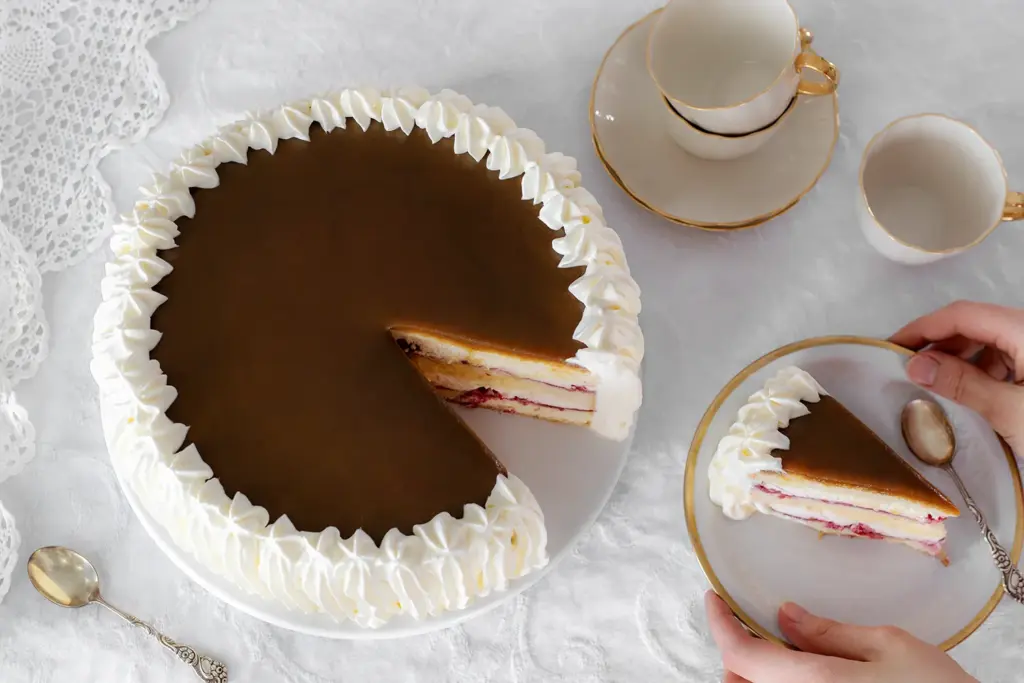 Vadelma-kinuskikakku kruunaa juhlapöydän.