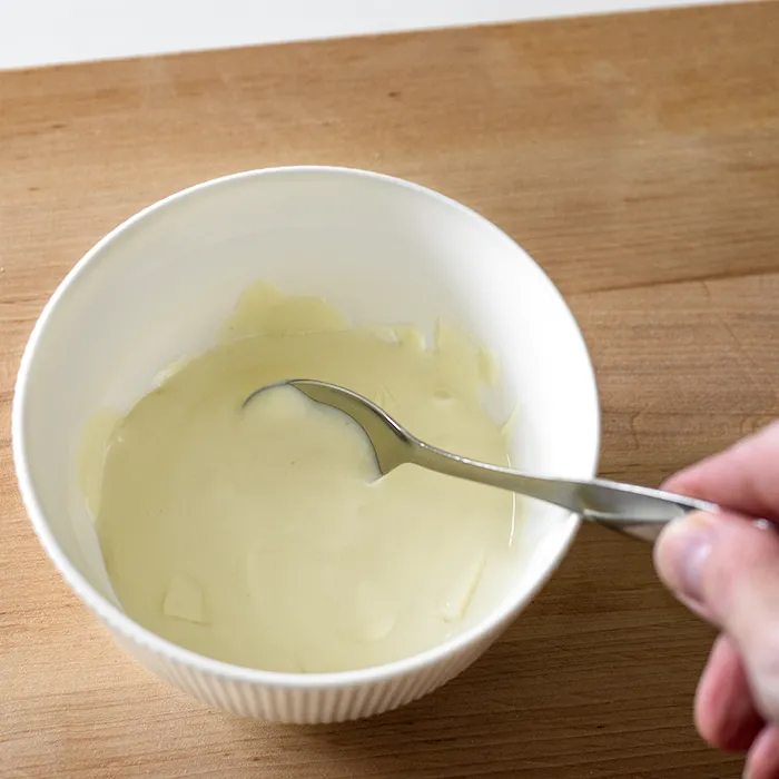 Sulatettu valkosuklaa on tasaisen sileää.