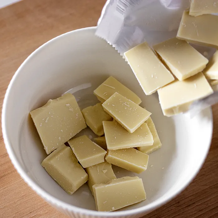 Valkosuklaapalat keraamisessa kulhossa.