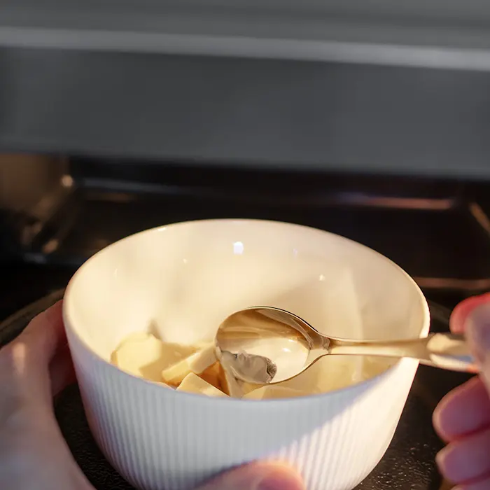 Valkosuklaan sekoittamista mikrossa sulatuksen aikana.