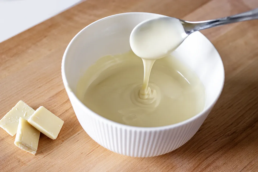 Valkosuklaan sulatus kulhossa mikrossa.