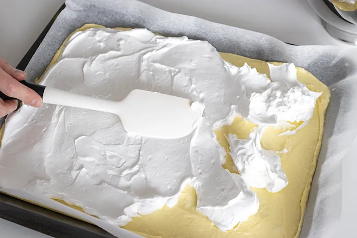 Marengin levitys britakakun pohjan päälle.