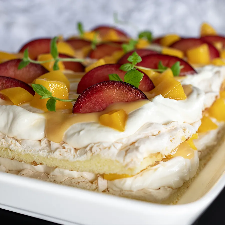 Hedelmäinen britakakku koottuna ja talvisilla hedelmillä koristeltuna.