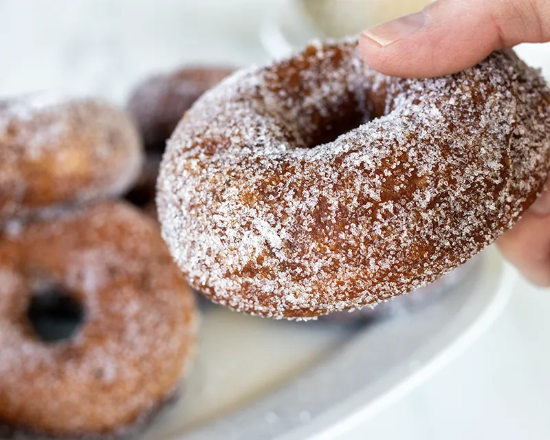 Munkkitaikinasta tehdään mainiot munkkirinkilät.