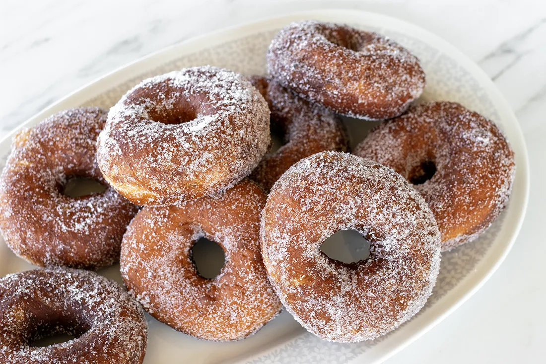 Munkkitaikina kuivahiivalla kohotettuna ja munkeiksi paistettuna.