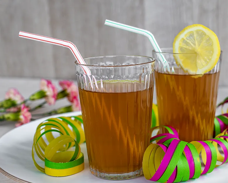 Pikasima isoissa juomalaseissa pillien kanssa.