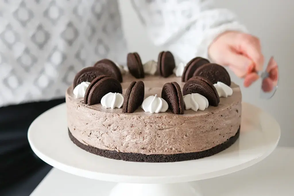 Kakku, jossa maistuvat oreo-keksit.