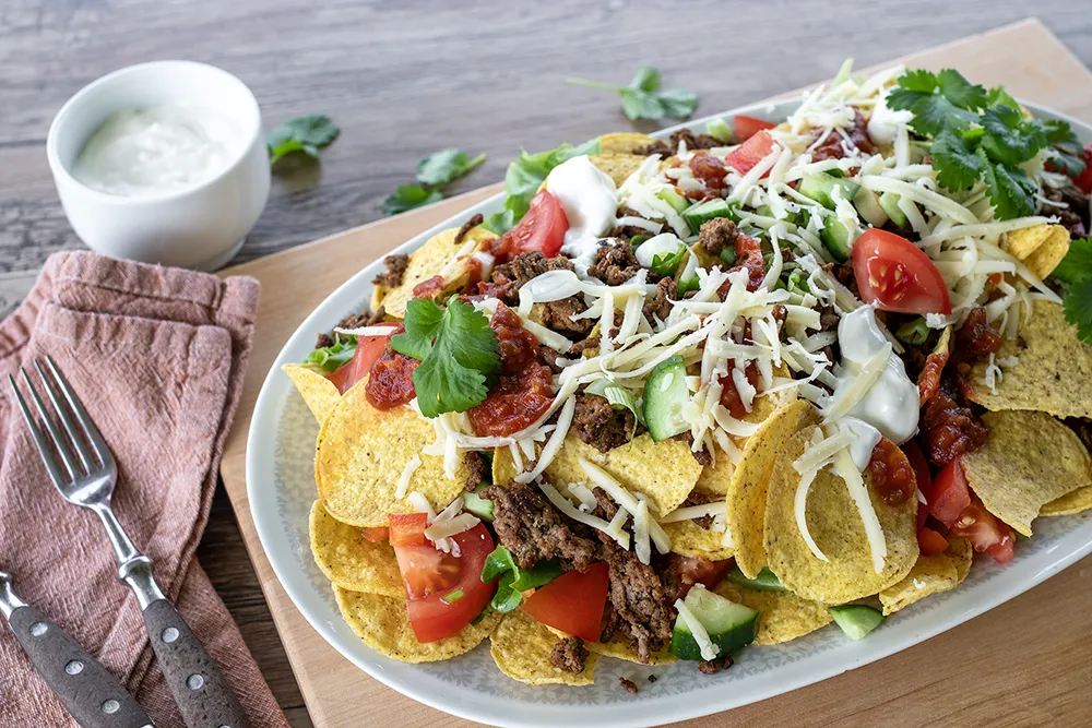 Tacosalaatti ja kulhollinen ranskankermaa.